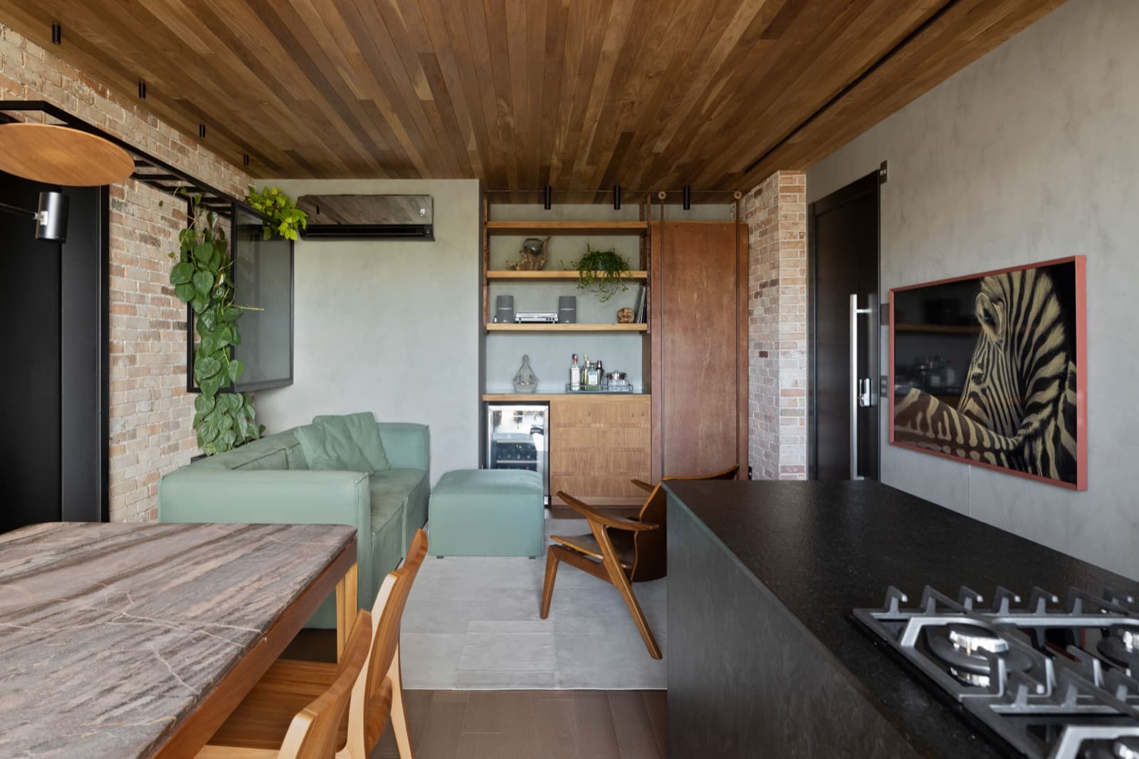 Integração entre cozinha em laca preta e sala de estar