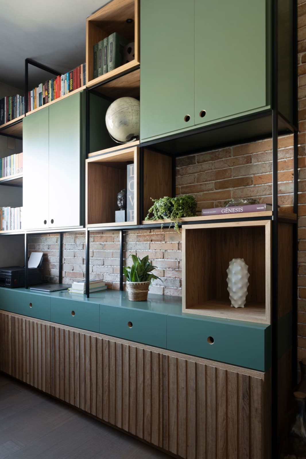 Estante de home office em laca verde com nichos de madeira