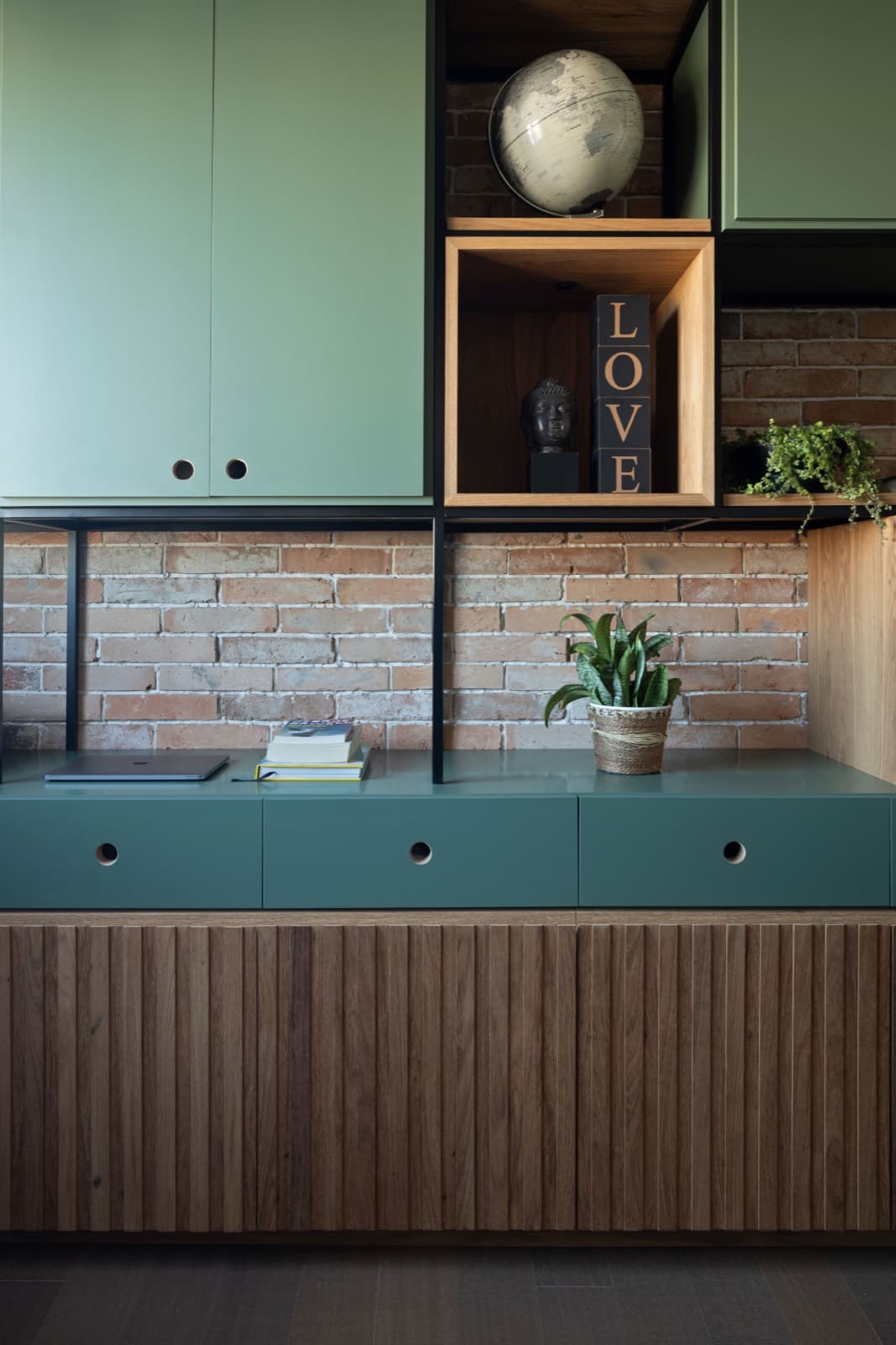 Detalhe dos nichos e gaveteiros do home office em laca verde