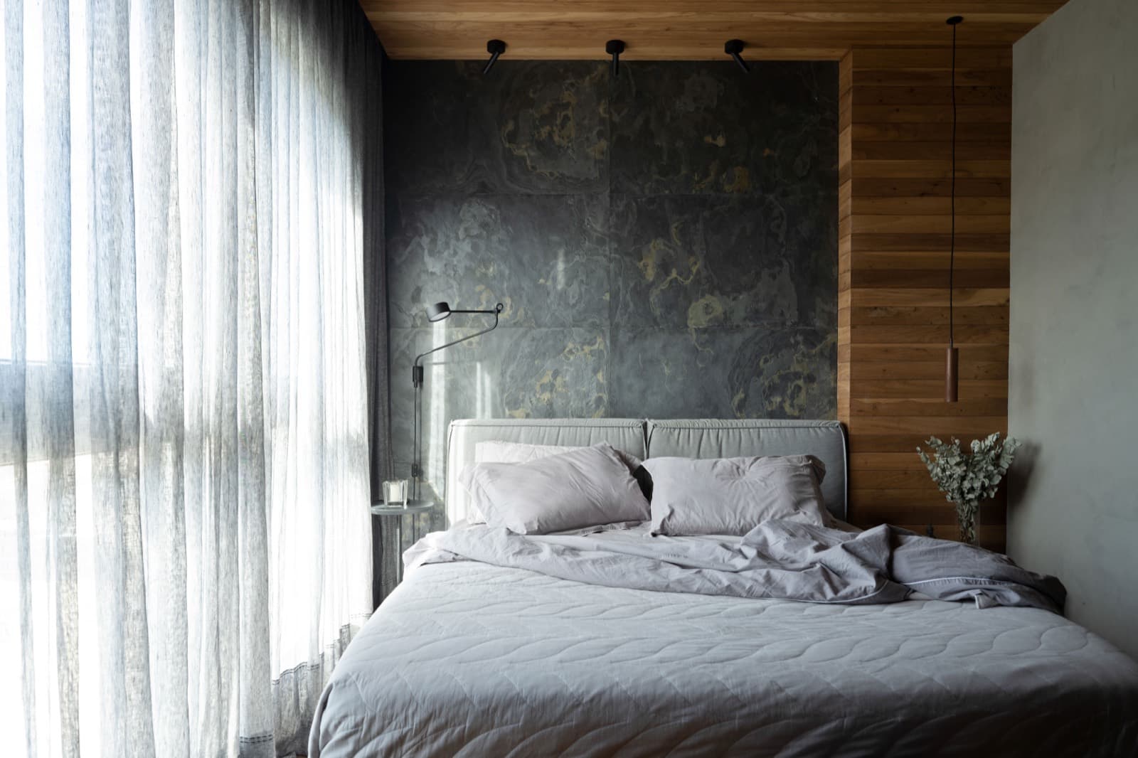 Suíte com cabeceira estofada e cortina até o teto