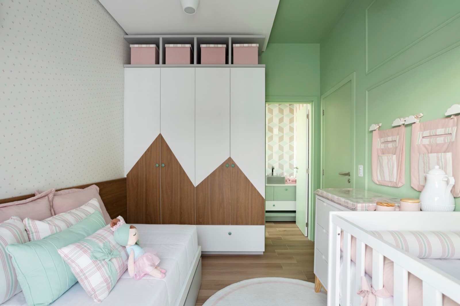 Quarto de bebê com marcenaria em tons claros