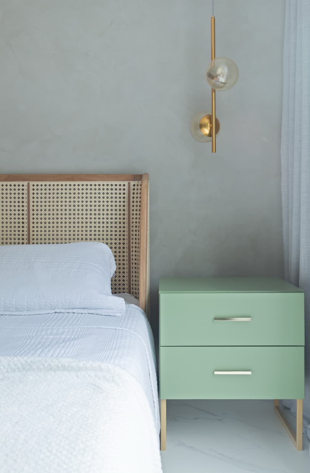 Closet com portas espelhadas e painel ripado