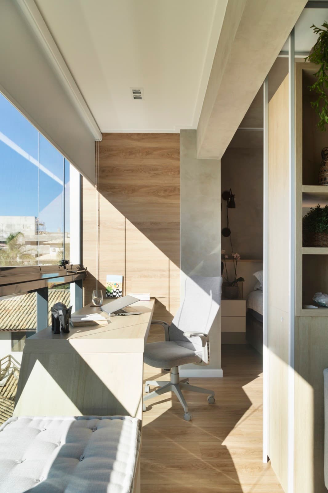 Home office na varanda com bancada de madeira