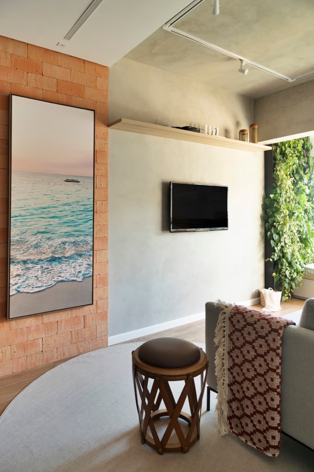 Painel de TV em cimento queimado com parede de tijolo