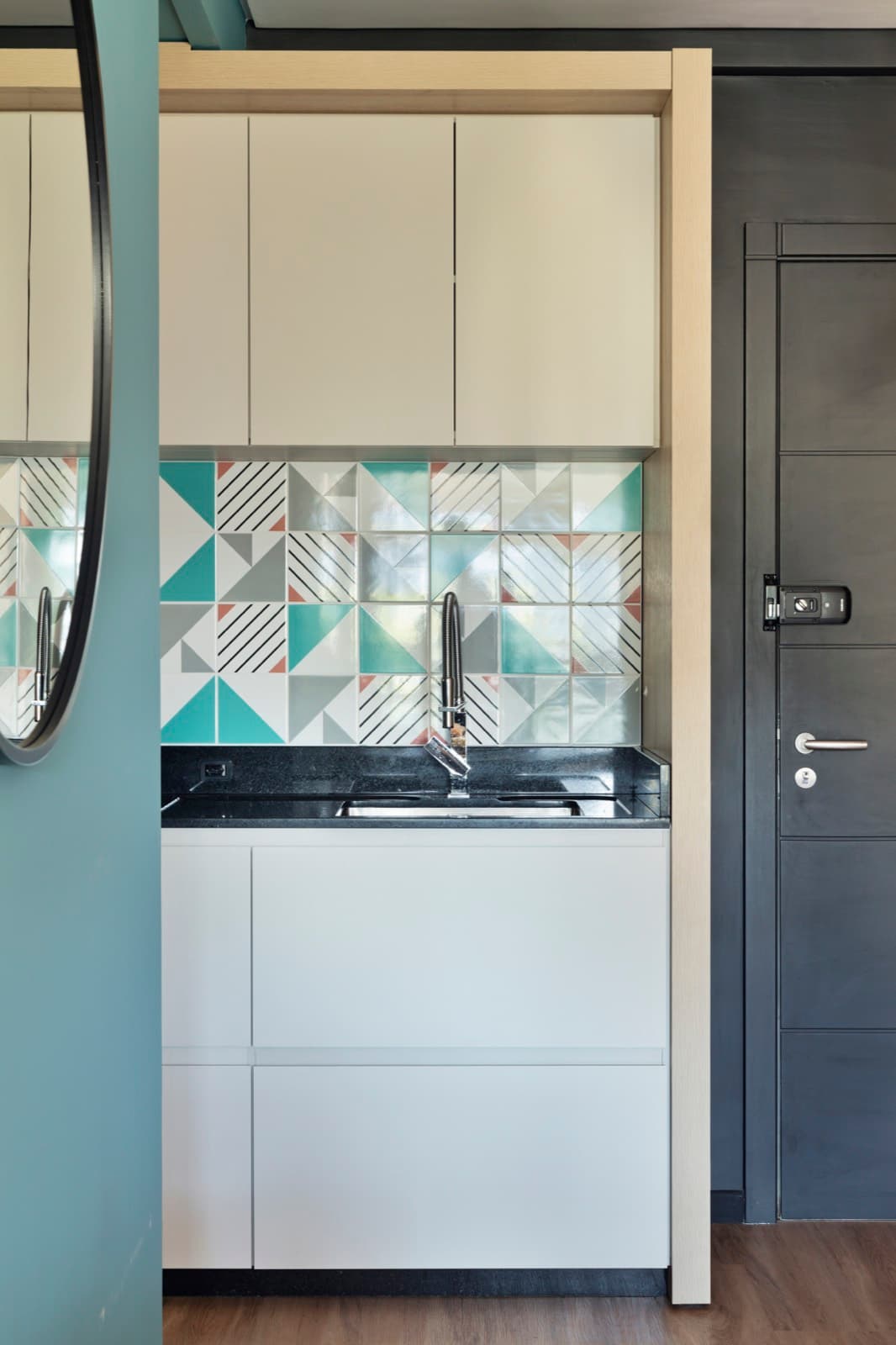 Cozinha compacta com azulejo geométrico colorido