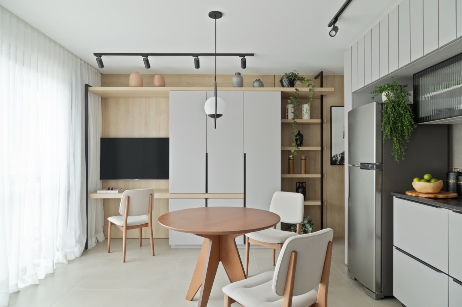 Ambiente integrado com home office, jantar e cozinha