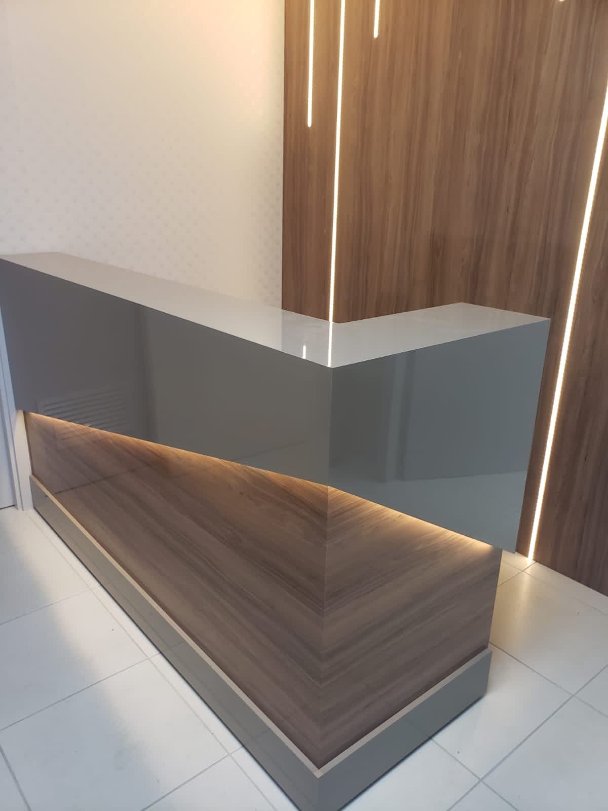 Balcão de recepção laqueado com iluminação embutida