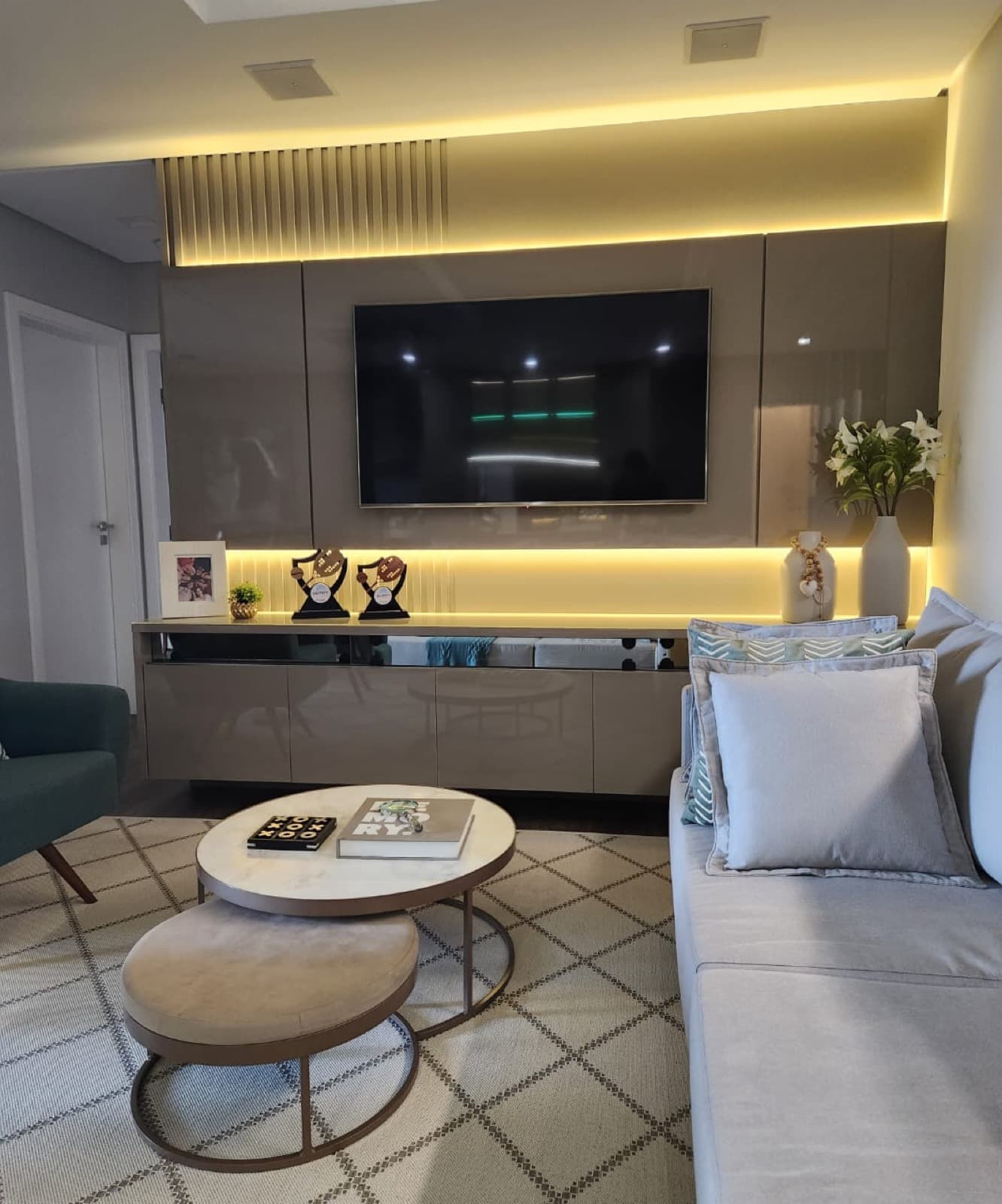 Painel de TV com fita de LED e rack suspenso