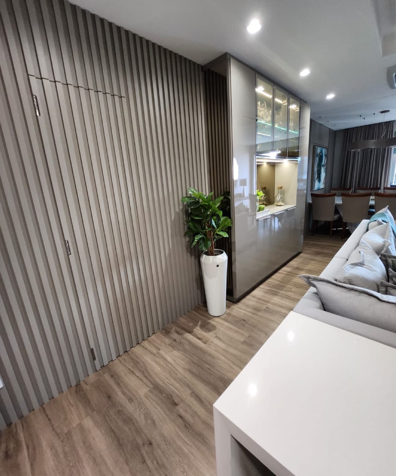 Hall de entrada com painel ripado de piso a teto