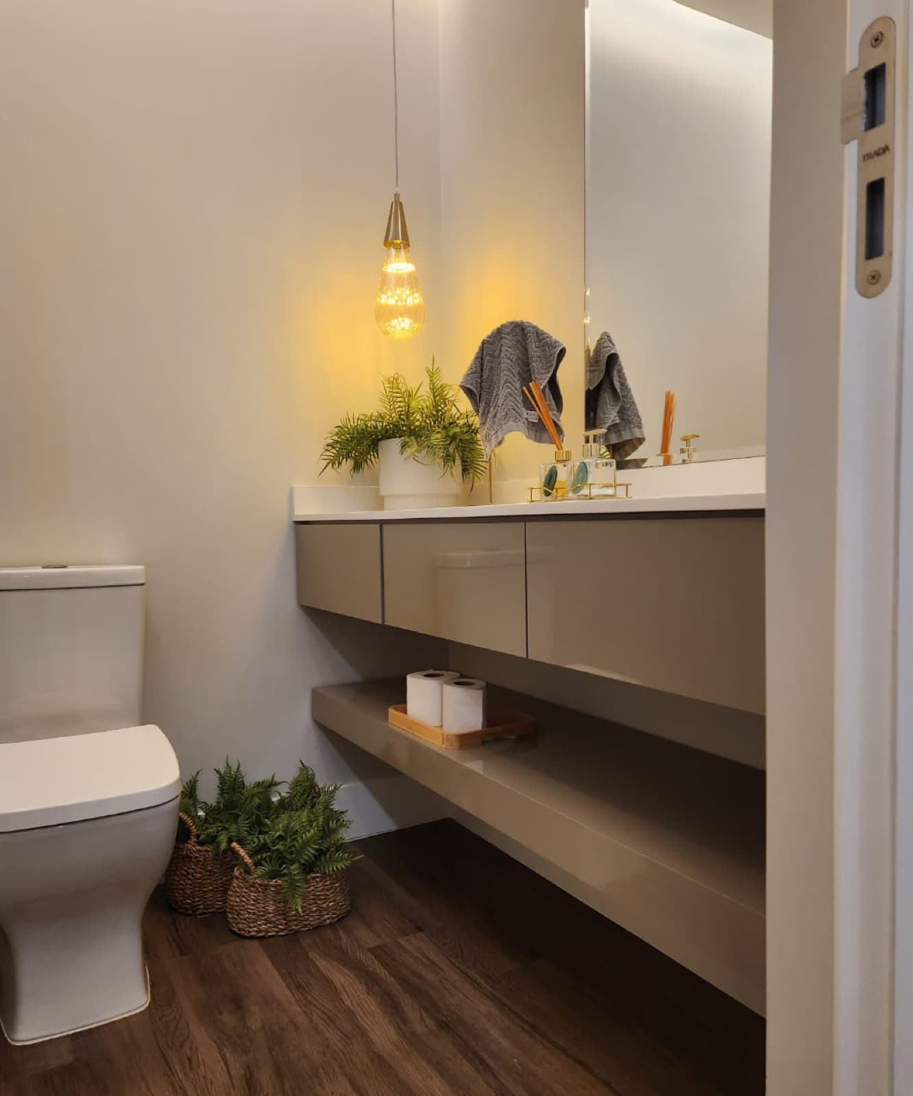 Lavabo com gabinete suspenso e pendente
