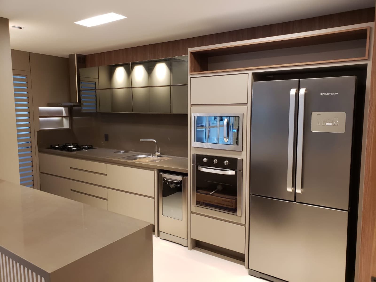 Torre quente com forno e micro-ondas embutidos