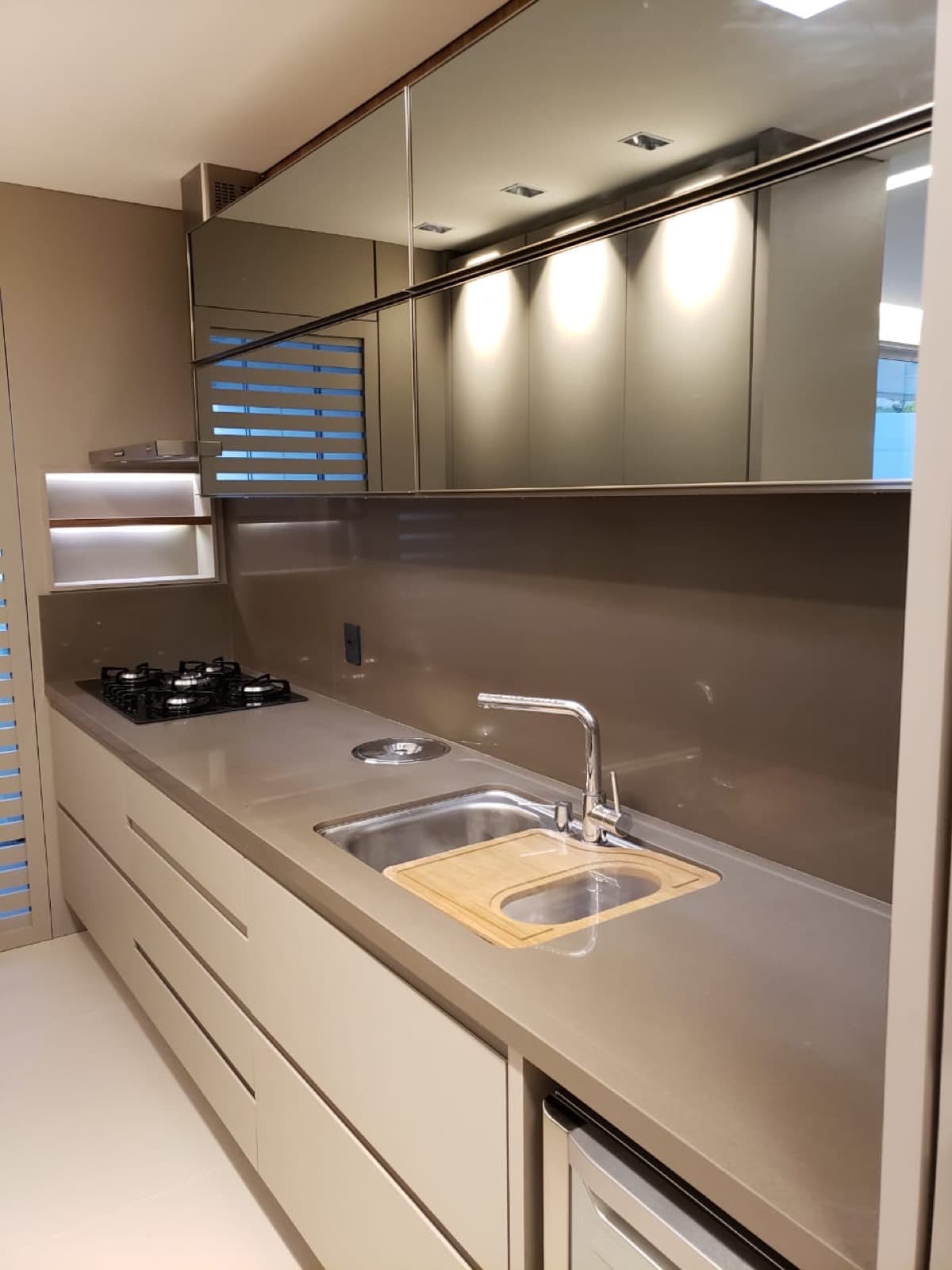 Bancada de cozinha com armários espelhados