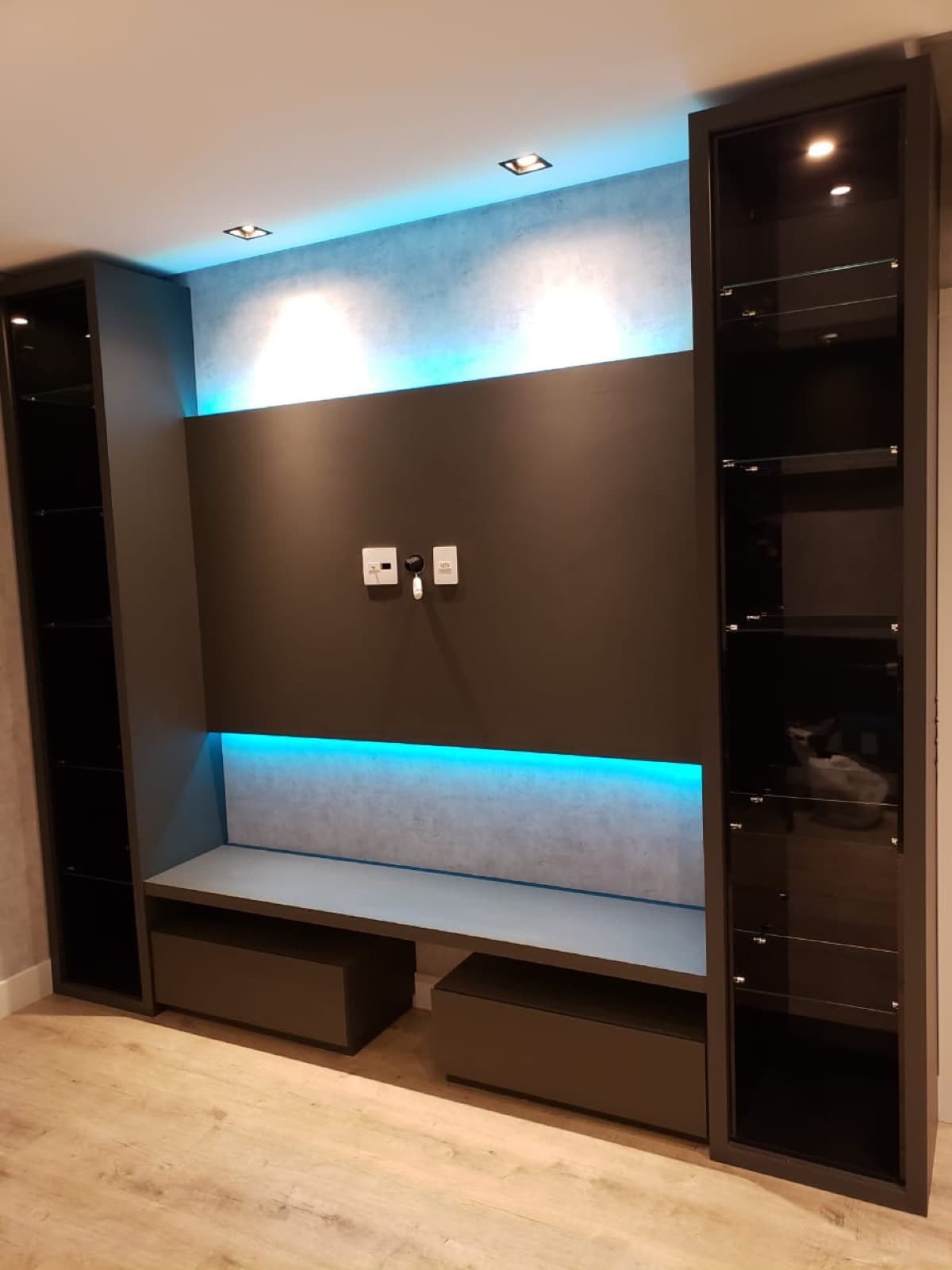 Home theater com iluminação de LED e cristaleiras