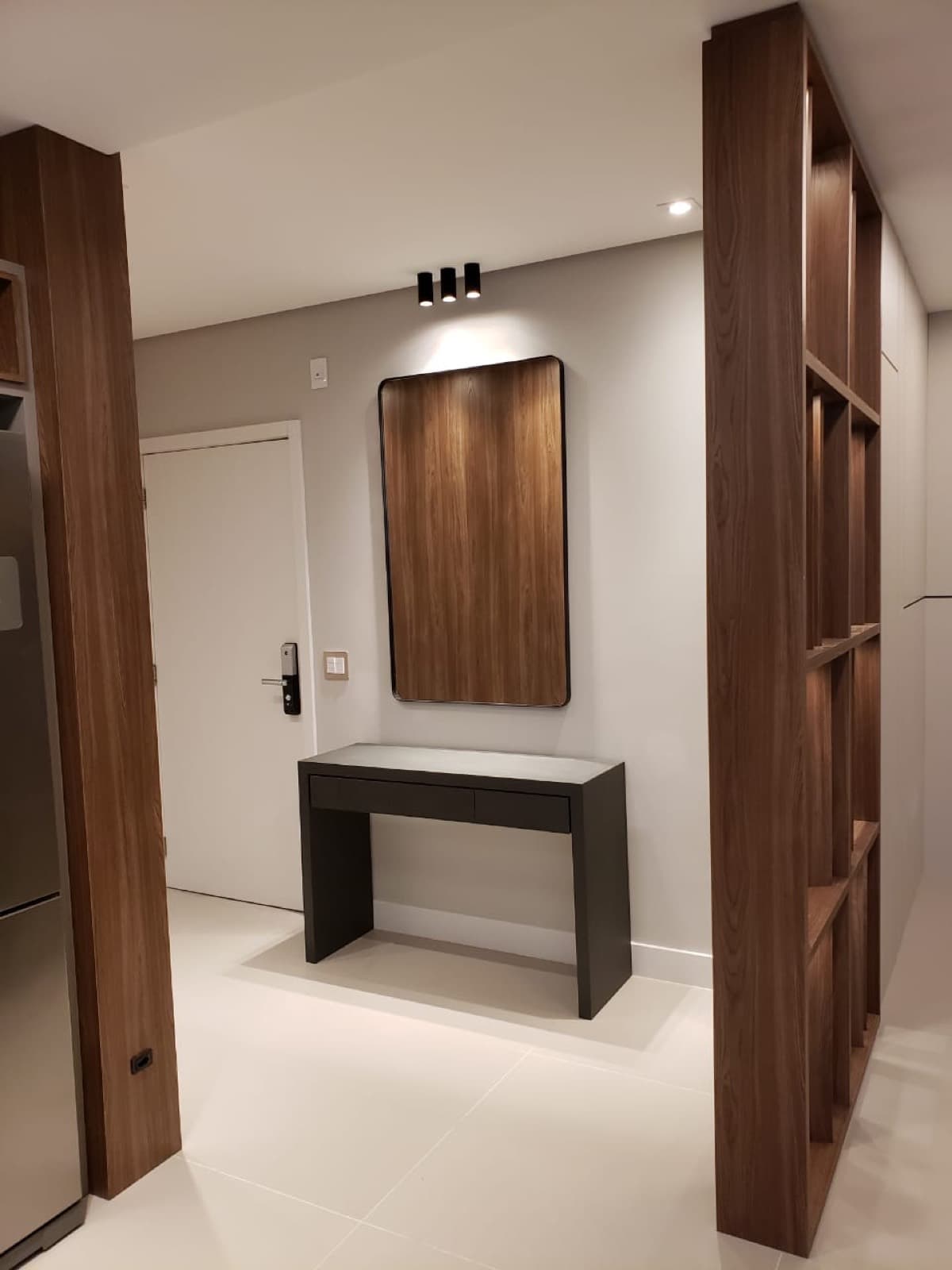 Hall de entrada com marcenaria de piso a teto