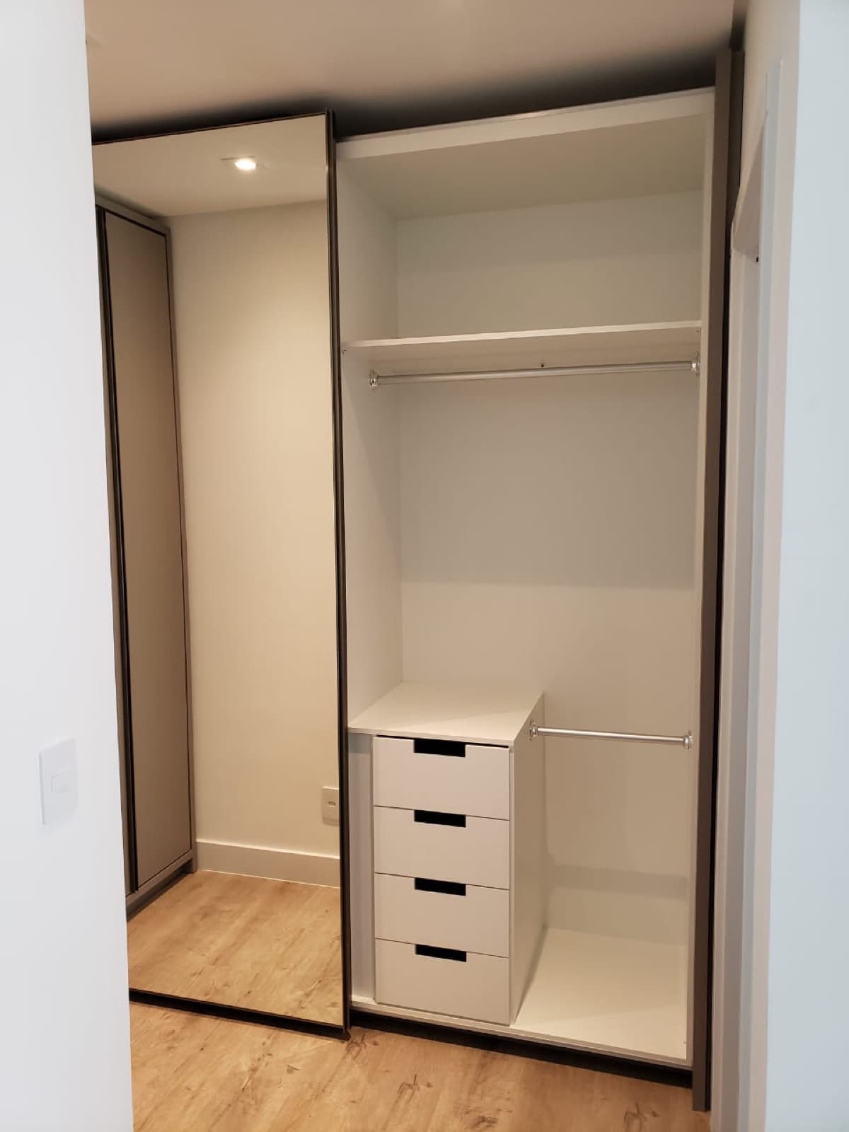 Closet aberto com gaveteiro interno e cabideiro