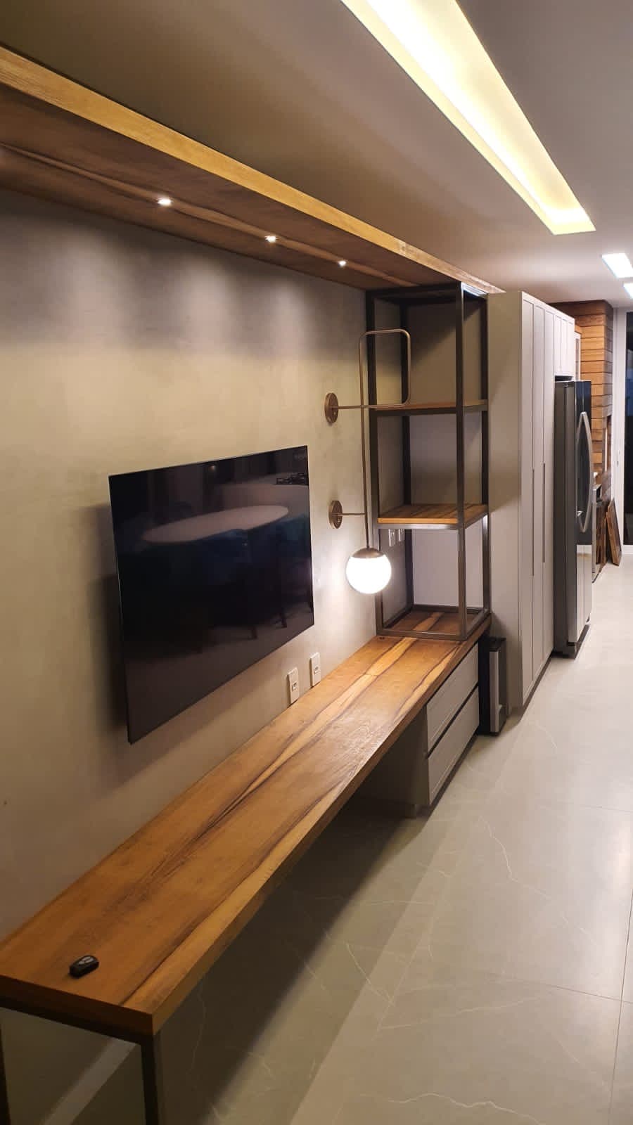 Bancada de madeira maciça sob o painel de TV