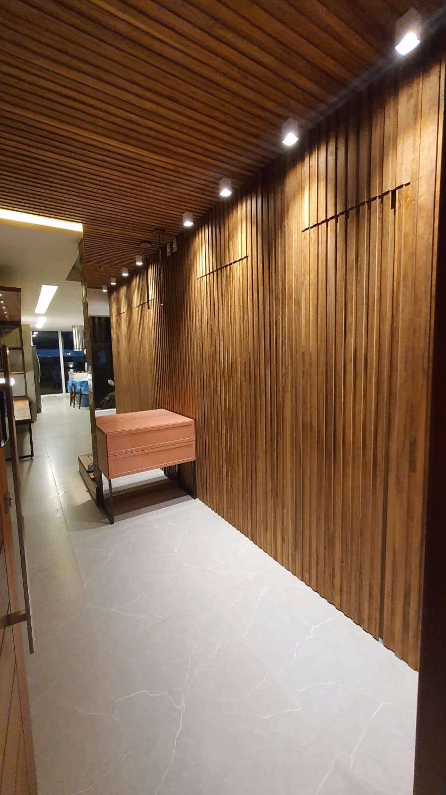 Ripado de madeira de piso a teto no hall