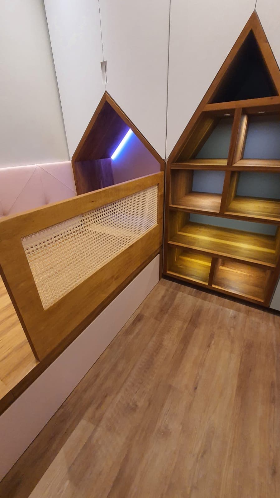 Nichos em formato de casinha com iluminação embutida