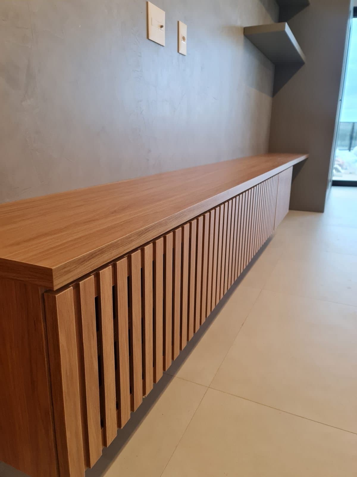 Detalhe da bancada ripada suspensa em madeira