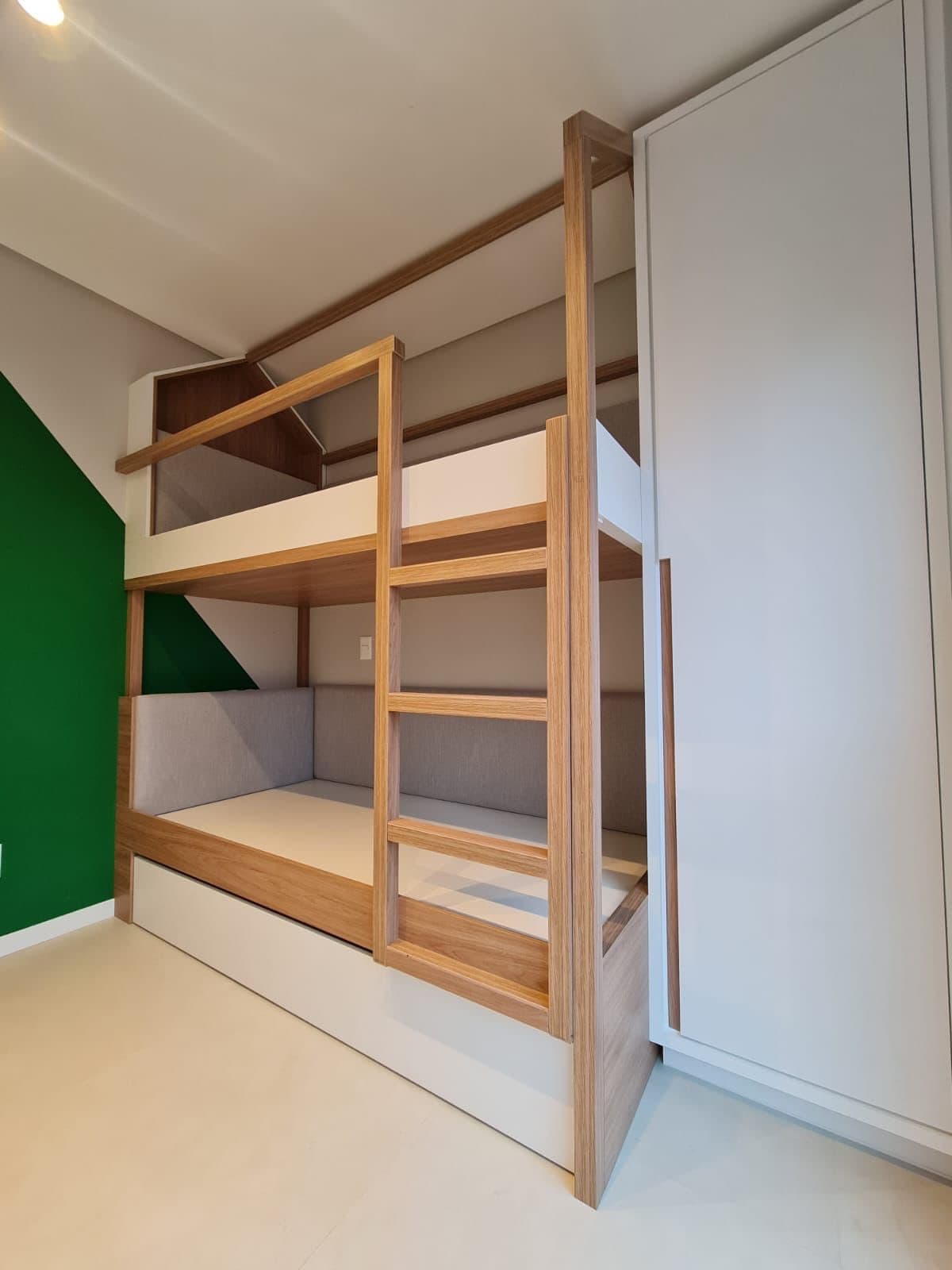 Beliche de madeira com guarda-corpo e cama auxiliar